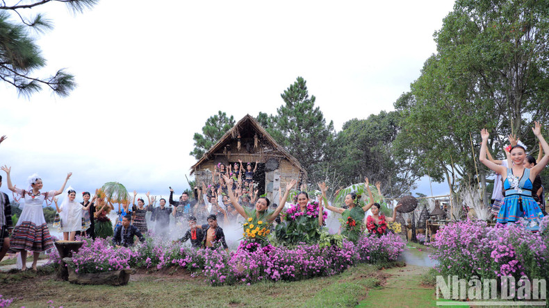 Unique and charming collections are designed by 10 famous designers of the domestic and international fashion industry.