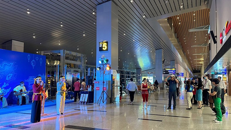 Visitors enjoy the show at the airport. Visitors enjoy the show at the airport.