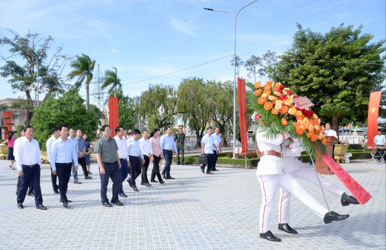 PM Chinh and the delegates offer incense in a tribute to martyrs at the Martyrs' Cemetery in Long An Province. PM Chinh and the delegates offer incense in a tribute to martyrs at the Martyrs' Cemetery in Long An Province.