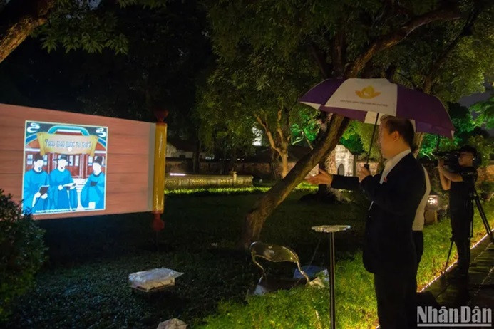 The history of the Temple of Literature also attracts the attention of many visitors. The Temple of Literature was built in 1070. In 1076, King Ly Nhan Tong established Quoc Tu Giam right next door. The history of the Temple of Literature also attracts the attention of many visitors. The Temple of Literature was built in 1070. In 1076, King Ly Nhan Tong established Quoc Tu Giam right next door.