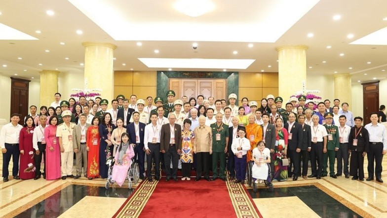 Party General Secretary Nguyen Phu Trong with the delegates. Party General Secretary Nguyen Phu Trong with the delegates.