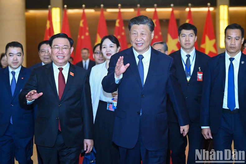 National Assembly Chairman Vuong Dinh Hue sees off General Secretary and President of China Xi Jinping. National Assembly Chairman Vuong Dinh Hue sees off General Secretary and President of China Xi Jinping.