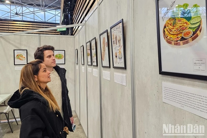 Visitors to the fair. Visitors to the fair.