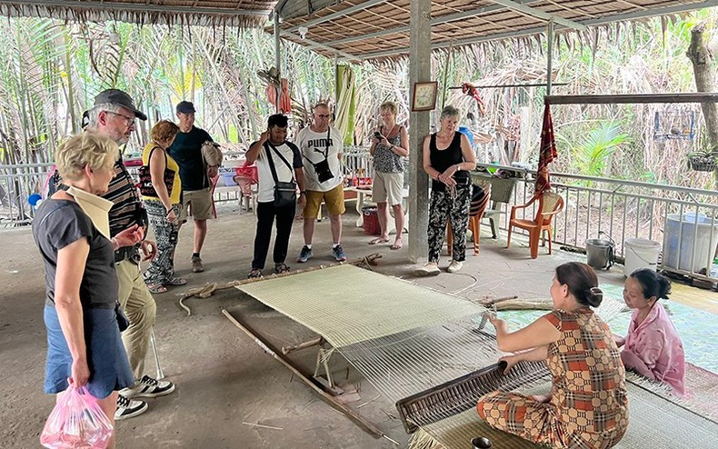 Foreign tourists watch the mat weaving process in Nhon Thanh Commune (Ben Tre City, Ben Tre Province). Foreign tourists watch the mat weaving process in Nhon Thanh Commune (Ben Tre City, Ben Tre Province).