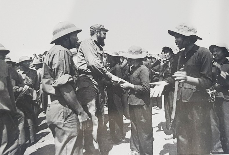Cuban leader Fidel Castro shakes hands to congratulate outstanding female guerrilla Hoang Thi Cham at Doc Mieu base, Gio Linh District. (File photo) Cuban leader Fidel Castro shakes hands to congratulate outstanding female guerrilla Hoang Thi Cham at Doc Mieu base, Gio Linh District. (File photo)