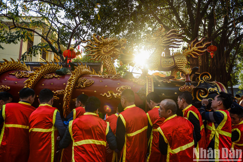 The two crackers used in the procession are made of wood and painted with gold lacquer. They are six metres in length with a diameter of 0.6 metre.