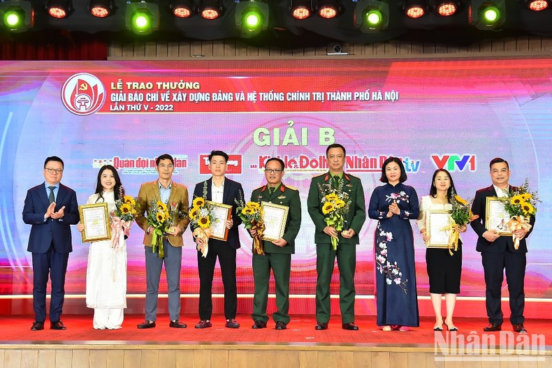 Editor-in-Chief of Nhan Dan Newspaper Le Quoc Minh and Permanent Deputy Secretary of the Hanoi Party Committee Nguyen Thi Tuyen, present the B prizes.