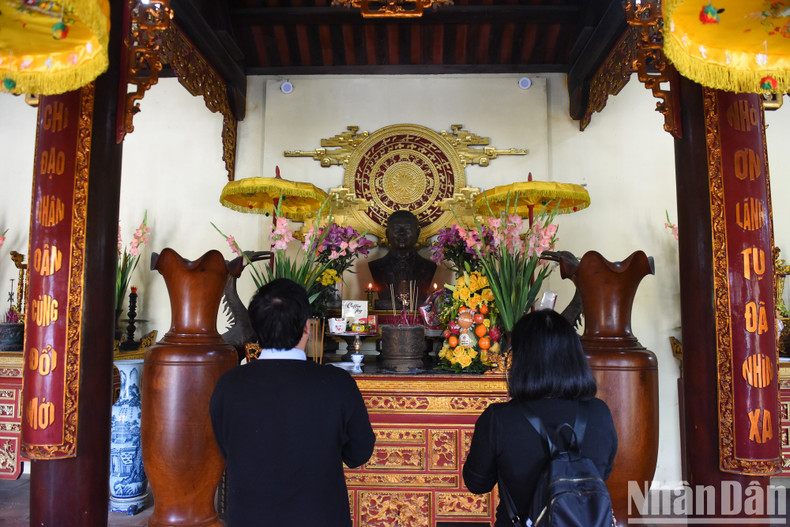 These days, the memorial area has welcomed many tourists to offer incense in commemoration of the late Party General Secretary.