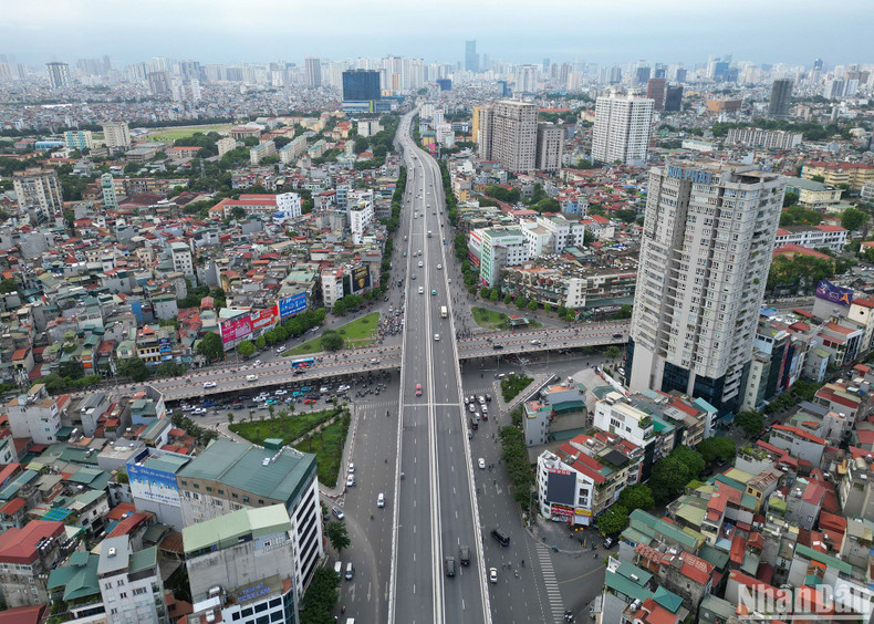 The elevated ring road 2 project, Vinh Tuy - Nga Tu So section includes the elevated road and the extension below, with a total investment of nearly 9.5 trillion, in the form of a BT contract. The elevated ring road 2 project, Vinh Tuy - Nga Tu So section includes the elevated road and the extension below, with a total investment of nearly 9.5 trillion, in the form of a BT contract.