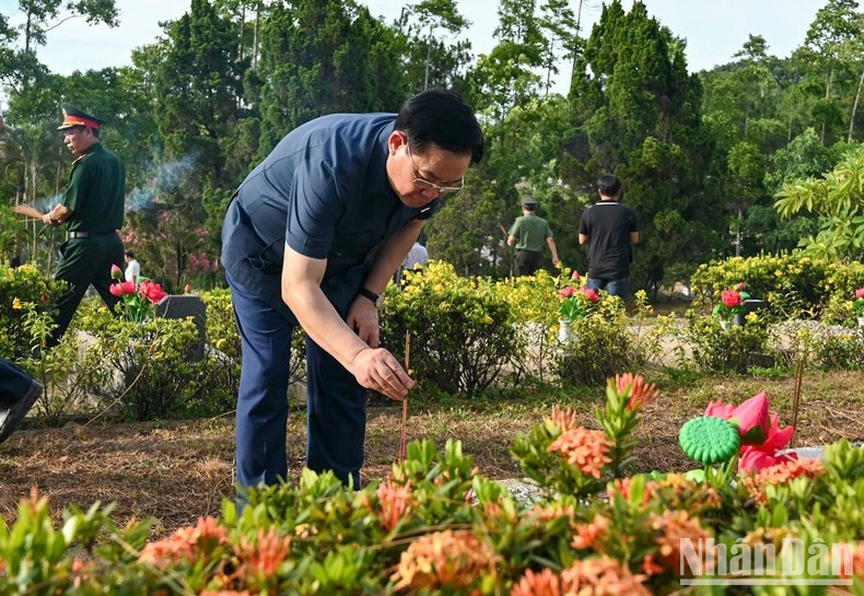 NA Chairman Vuong Dinh Hue offers incense at the graves of martyrs.