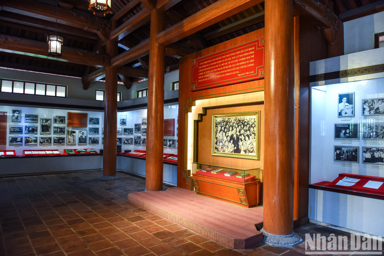 At the souvenir display house, memorabilia associated with the years of operation of General Secretary Nguyen Van Linh are arranged neatly in chronological order.