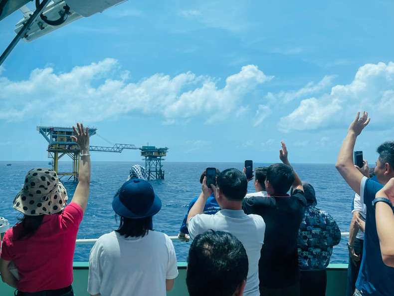 The delegation bid farewell to the soldiers on the DKI/15 platform. The delegation bid farewell to the soldiers on the DKI/15 platform.