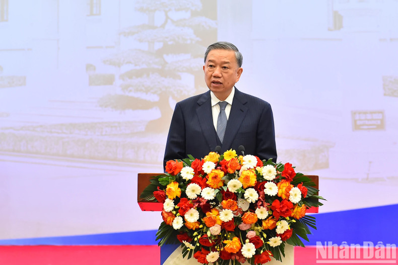 Minister of Public Security To Lam speaks at the conference.