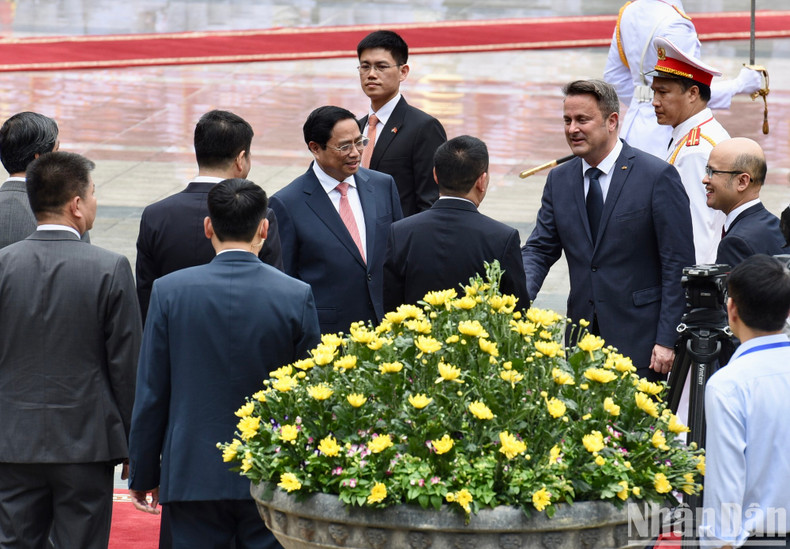 PM Pham Minh Chinh introduces the Vietnamese delegation members to PM Xavier Bettel.