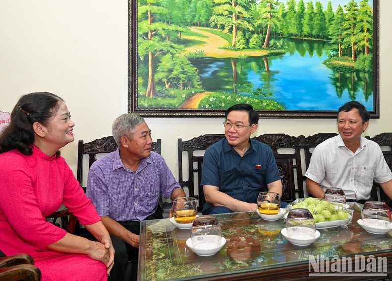 NA Vuong Dinh Hue visits the family of wounded soldier Tran Ba Luu in Hue city.