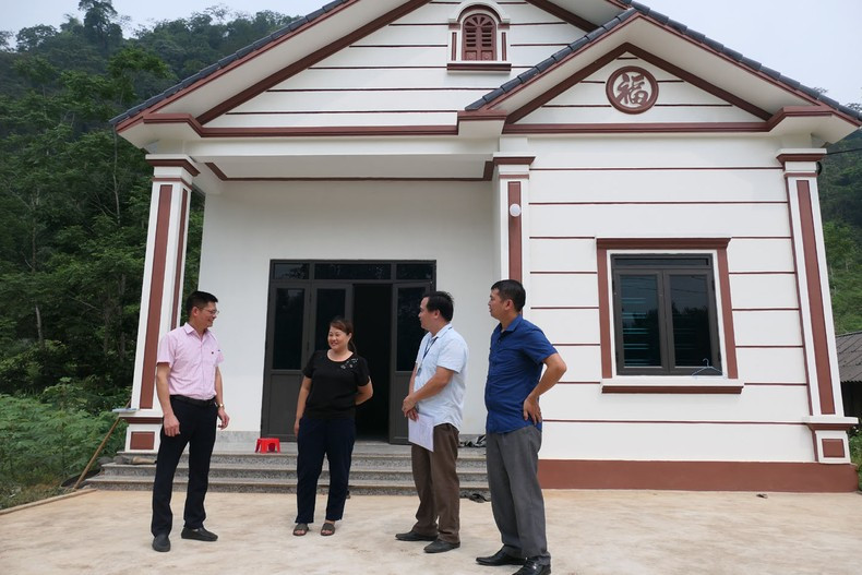 Ms. Luu Thi Tuyen from Khuoi Vai village, Ngoc Linh Commune, Vi Xuyen District borrowed a loan from the Vietnam Bank for Social Policies to build a new house. Ms. Luu Thi Tuyen from Khuoi Vai village, Ngoc Linh Commune, Vi Xuyen District borrowed a loan from the Vietnam Bank for Social Policies to build a new house.