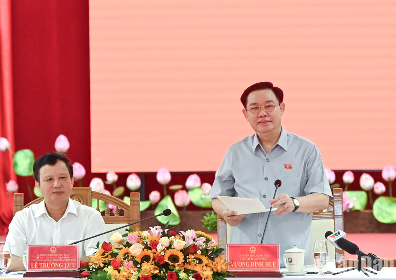 NA Vuong Dinh Hue speaks at the session.