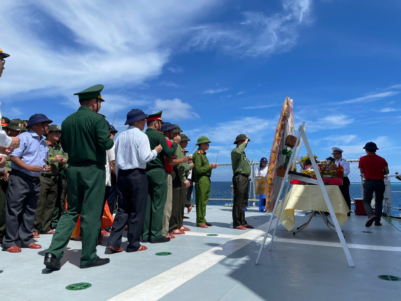 A memorial commemoration of naval officers and soldiers who heroically sacrificed in Truong Sa Archipelago. A memorial commemoration of naval officers and soldiers who heroically sacrificed in Truong Sa Archipelago.