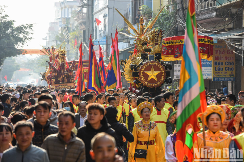 Each cracker was decorated with one star-shaped end and a drum-shaped end and weighs nearly 1,000 kilograms.
