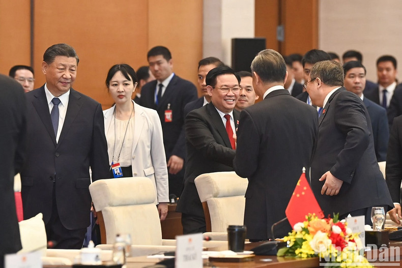 National Assembly Chairman Vuong Dinh Hue with Chinese delegates at the meeting. National Assembly Chairman Vuong Dinh Hue with Chinese delegates at the meeting.
