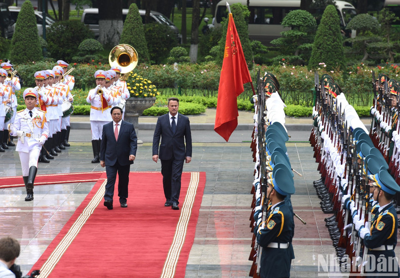 PM Pham Minh Chinh and PM Xavier Bettel review the Honour Guard of the Vietnam People's Army.