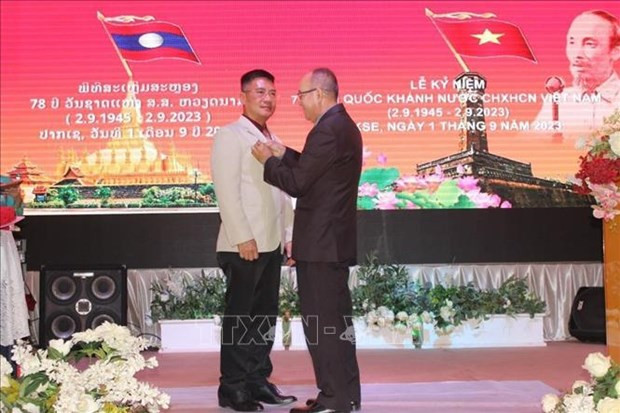 Vietnamese Consul General in Pakse city of Laos Nguyen Van Trung (L) awarded with the Lao Government’s Friendship Medal (Photo: VNA)