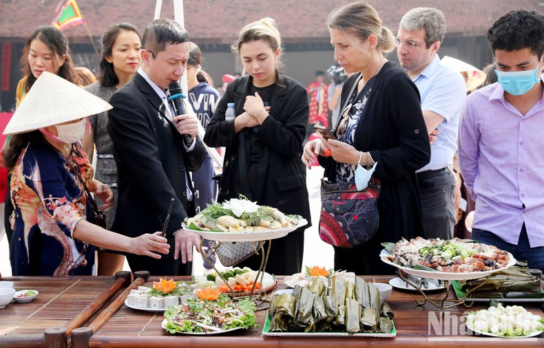 Tet dishes are introduced to international friends. Tet dishes are introduced to international friends.