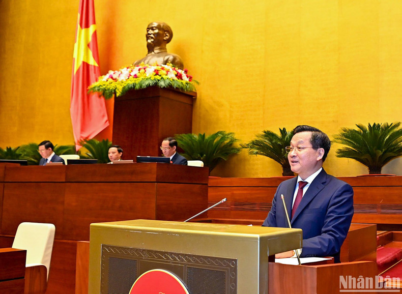 Deputy PM Le Minh Khai, authorised by the PM, presented the report on the additional assessment of the results of the implementation of the socio-economic development plan and the state budget in 2022; implementation of the socio-economic development plan and the state budget in the first months of 2023.