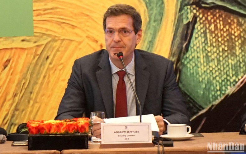 ADB Country Director for Vietnam Andrew Jeffries speaks at the event. (Photo: NDO/Trung Hung) ADB Country Director for Vietnam Andrew Jeffries speaks at the event. (Photo: NDO/Trung Hung)