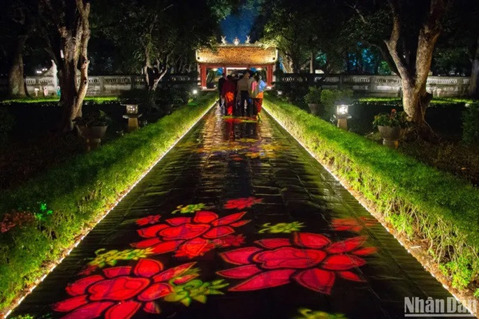 As soon as entering the main gate, visitors will admire a shimmering, magical space through light show techniques, combined with animation, creating a 3D effect on flat surfaces. As soon as entering the main gate, visitors will admire a shimmering, magical space through light show techniques, combined with animation, creating a 3D effect on flat surfaces.