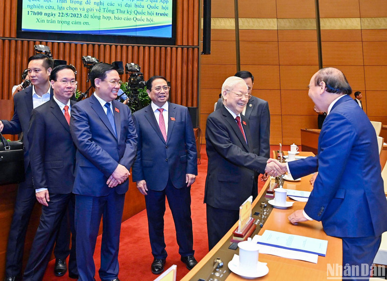 Party General Secretary Nguyen Phu Trong, President Vo Van Thuong, PM Pham Minh Chinh and NA Chairman Vuong Dinh Hue with former Party and State leaders at the opening session.