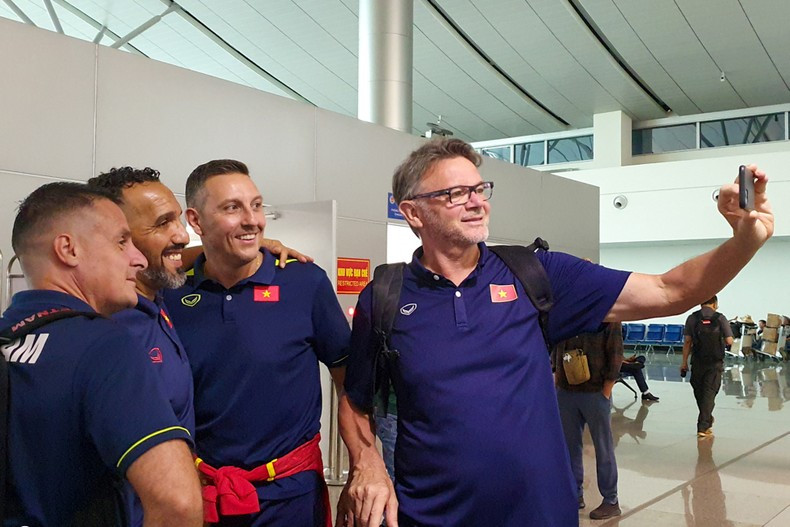 Coach Philippe Troussier and the coaching staff happily take a selfie at Tan Son Nhat airport before departure. (Photo: VFF) Coach Philippe Troussier and the coaching staff happily take a selfie at Tan Son Nhat airport before departure. (Photo: VFF)