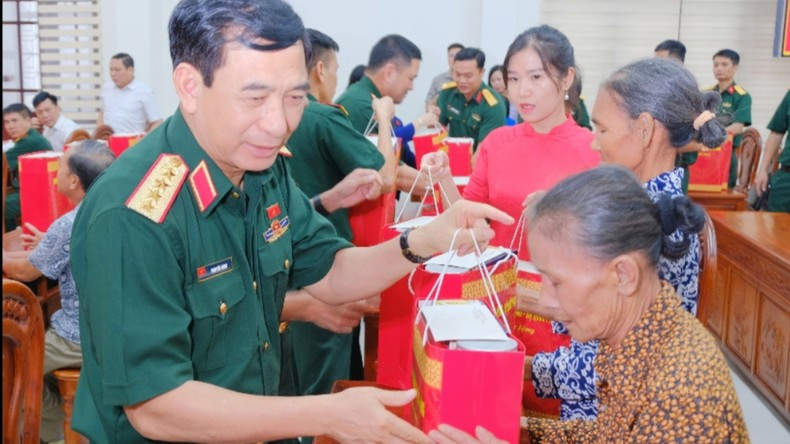 General Phan Van Giang presents gifts to policy beneficiary families in Thai Nguyen.