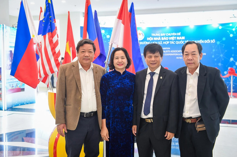 Delegates take souvenir photos at the exhibition. Delegates take souvenir photos at the exhibition.