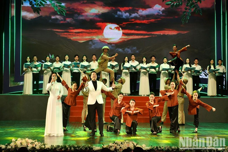 An art programme is held during the ceremony.