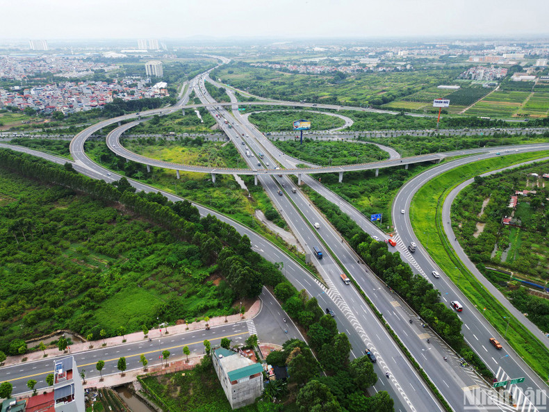 The investment project to complete the intersection of Ring Road 3 with the Hanoi - Hai Phong Expressway has a length of 1.5km, connecting to Co Linh Street, with a total investment of more than 400 billion VND. The investment project to complete the intersection of Ring Road 3 with the Hanoi - Hai Phong Expressway has a length of 1.5km, connecting to Co Linh Street, with a total investment of more than 400 billion VND.
