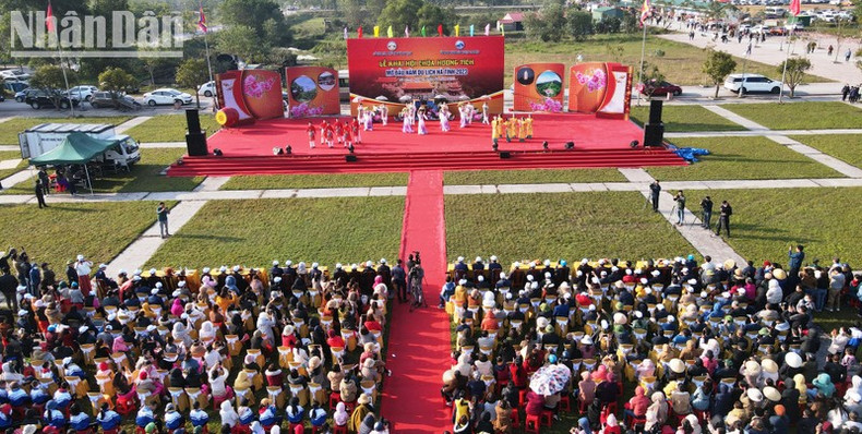 An overview of the opening of the Huong Pagoda Festival in Ha Tinh. An overview of the opening of the Huong Pagoda Festival in Ha Tinh.