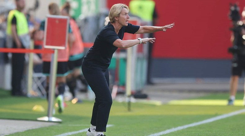 Outside the field, coach Martina Voss-Tecklenburg constantly urged her students to continue to attack. (Source: DFB) Outside the field, coach Martina Voss-Tecklenburg constantly urged her students to continue to attack. (Source: DFB)