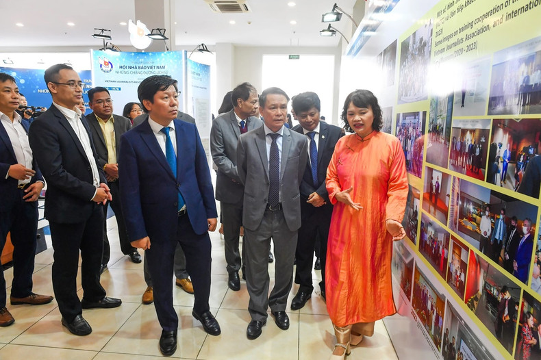 The event was held within the framework of an international conference entitled “Digital Newsroom Management: Theory, Practice, and Experience in the ASEAN Region”, which opened in Hanoi on the same day. The event was held within the framework of an international conference entitled “Digital Newsroom Management: Theory, Practice, and Experience in the ASEAN Region”, which opened in Hanoi on the same day.