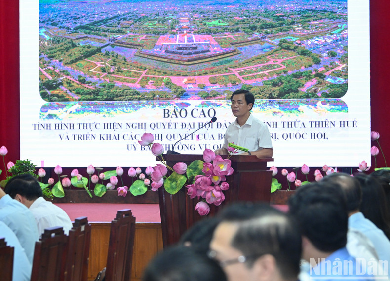 Chairman of the People's Committee of Thua Thien Hue Province Nguyen Van Phuong reports at the working session.