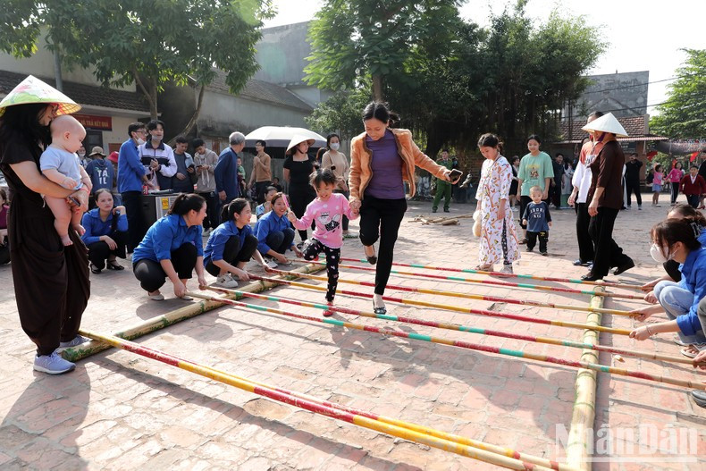 Mua sap (dances with bamboo pole). Mua sap (dances with bamboo pole).