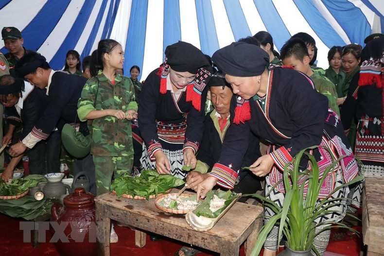 Artisans introduce the cuisine of the Dao ethnic group. (Photo: Huu Quyet/VNA)