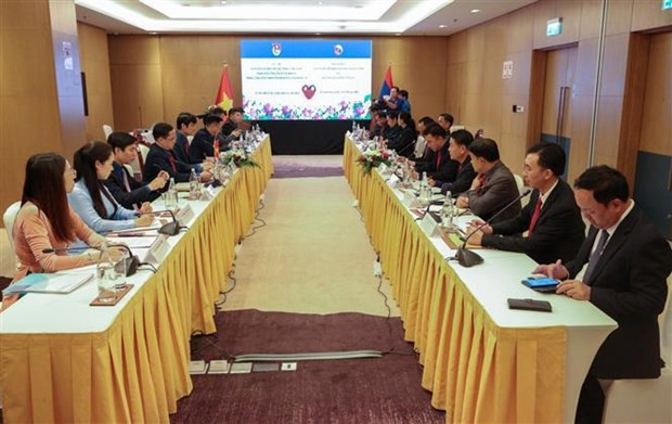 At the talks between the Ho Chi Minh Communist Youth Union Central Committee delegation and the Lao People's Revolutionary Youth Union Central Committee delegation in Vientiane on October 9 (Photo: VNA) At the talks between the Ho Chi Minh Communist Youth Union Central Committee delegation and the Lao People's Revolutionary Youth Union Central Committee delegation in Vientiane on October 9 (Photo: VNA)