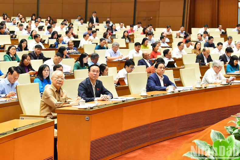 General Secretary Nguyen Phu Trong, President Vo Van Thuong, Prime Minister Pham Minh Chinh and National Assembly delegates attend the discussion session at Dien Hong Hall.