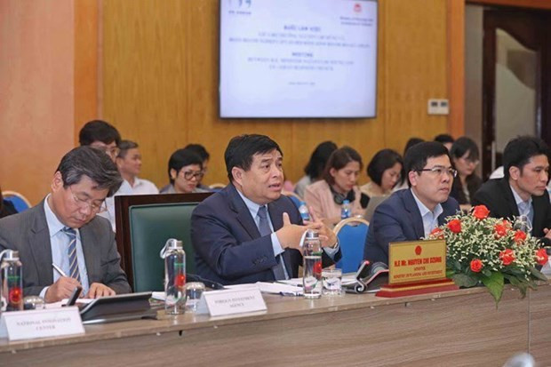 Minister of Planning and Investment Nguyen Chi Dung (second from left) addresses the meeting with the USABC delegation. (Photo: VNA)