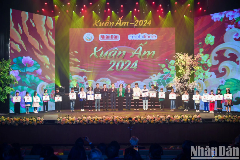 Gifts presented to policy beneficiary families and poor households. Gifts presented to policy beneficiary families and poor households.