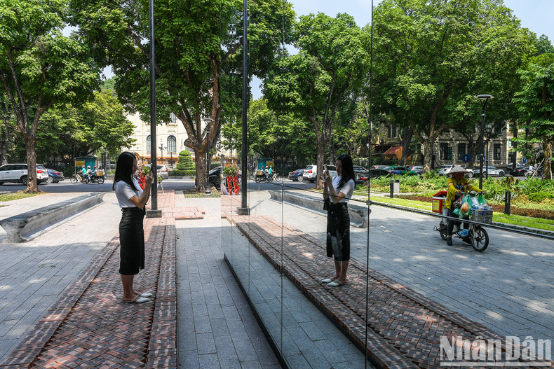 Despite the hot weather, Pham Thi Huong Giang, a 3rd-year student at the University of Natural Resources and Environment (Hanoi), travelled from Bac Tu Liem District to Dien Hong flower garden, to admire the giant glass mirror block with her own eyes.