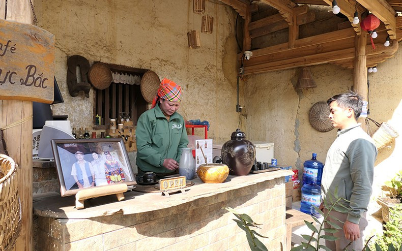 Being trained as a bartender, Lu Thi Van from Lo Lo Chai Village, Lung Cu Commune, Dong Van District opened the North Pole coffee shop, bringing a stable income for her family. Being trained as a bartender, Lu Thi Van from Lo Lo Chai Village, Lung Cu Commune, Dong Van District opened the North Pole coffee shop, bringing a stable income for her family.