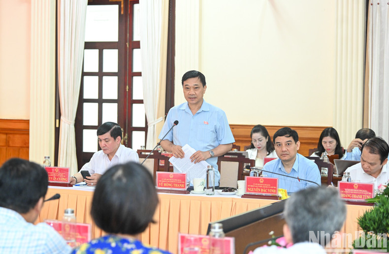 Chairman of the NA Economic Committee Vu Hong Thanh speaks at the session.