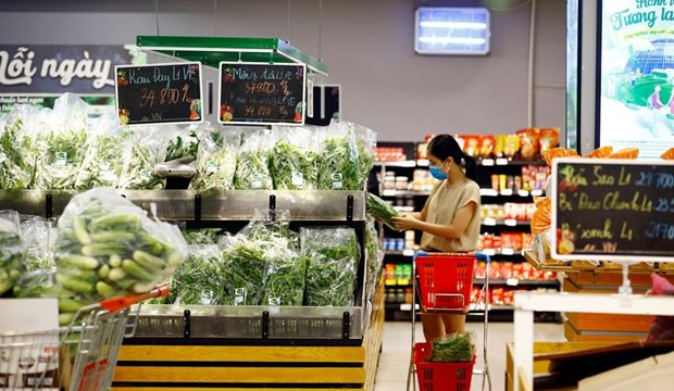 A customer at a WINCOMMERCE shopping mall (Photo: VNA)